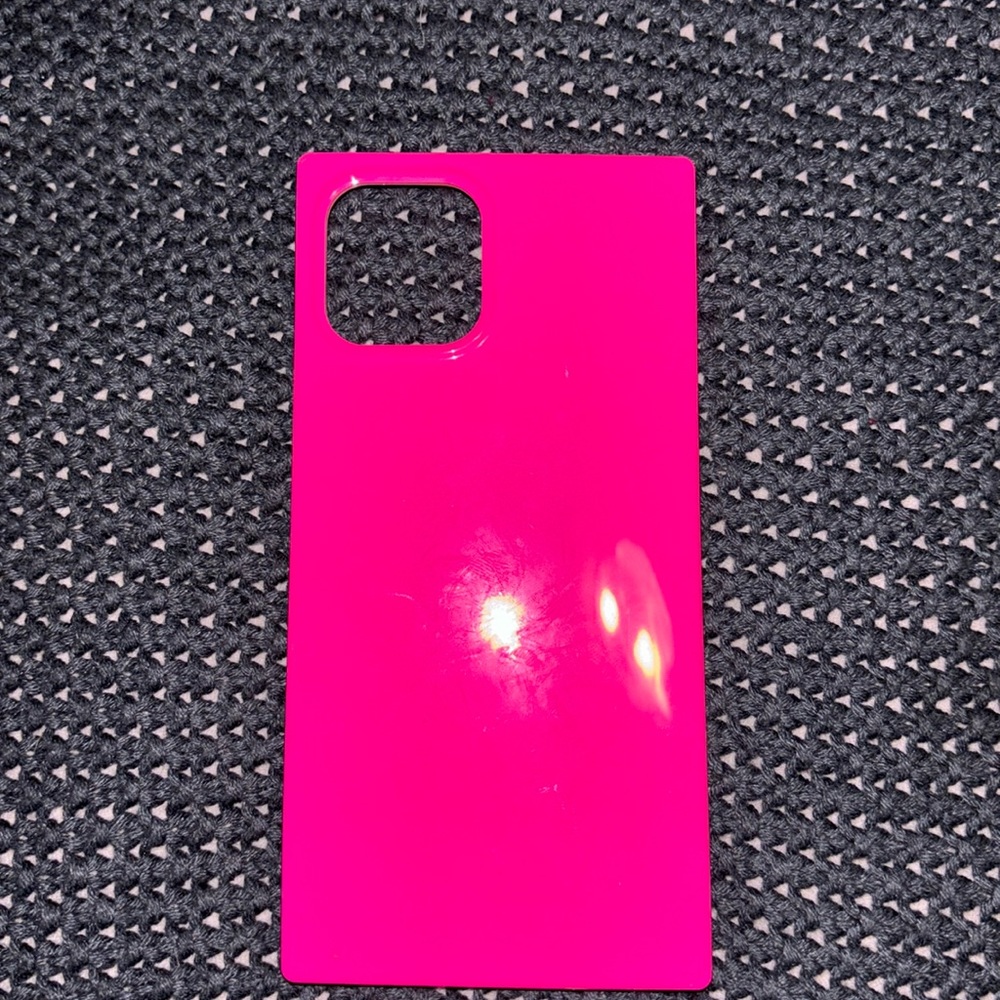 Flaunt iPhone 12/12 Pro 6.1” square shape case.